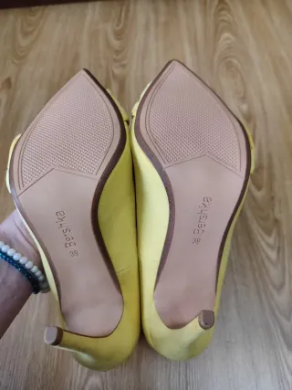 Zapatos tacón Bershka amarillos lazo