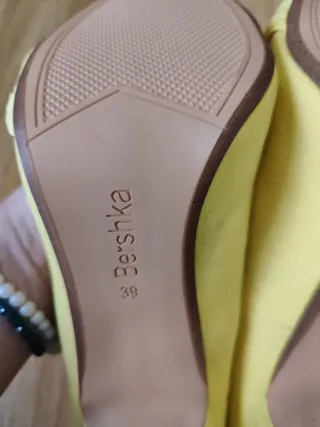 Zapatos tacón Bershka amarillos lazo