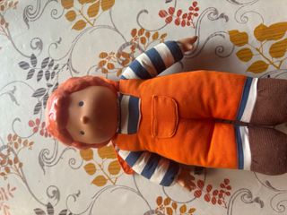 Muñeco de peluche naranja y azul