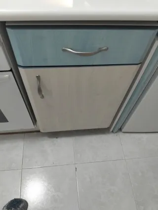 Mueble cocina patas beige y azul