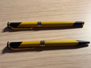 Set de Pluma y Bolígrafo Amarillos