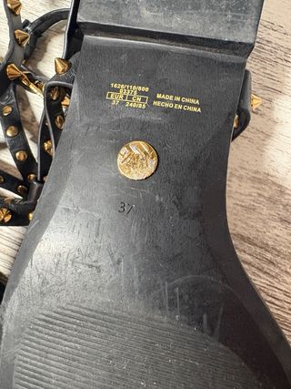 Sandalias Zara con tachuelas doradas