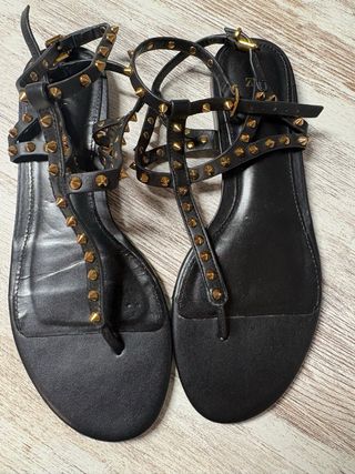 Sandalias Zara con tachuelas doradas