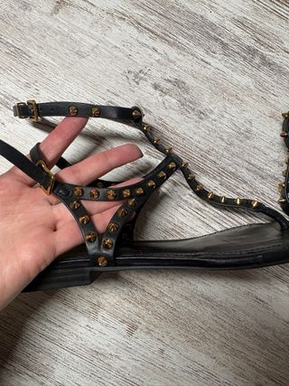 Sandalias Zara con tachuelas doradas