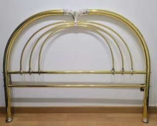 Cabecero con dos mesillas, tocador y espejo.