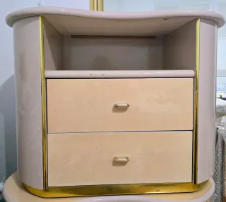 Cabecero con dos mesillas, tocador y espejo.