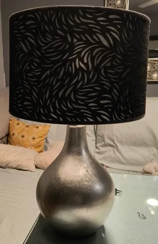 Lámpara de mesa moderna plateada y negra