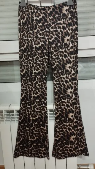 Pantalón acampanado animal print