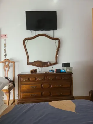 Cajonera de madera estilo clásico con espejo