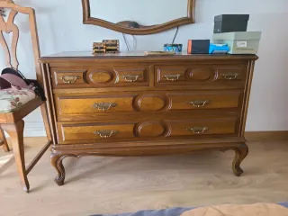 Cajonera de madera estilo clásico con espejo