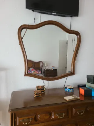 Cajonera de madera estilo clásico con espejo