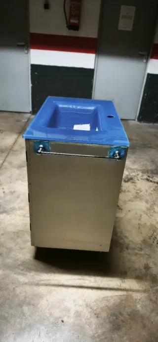Lavabo y mueble de bañoazul y blanco