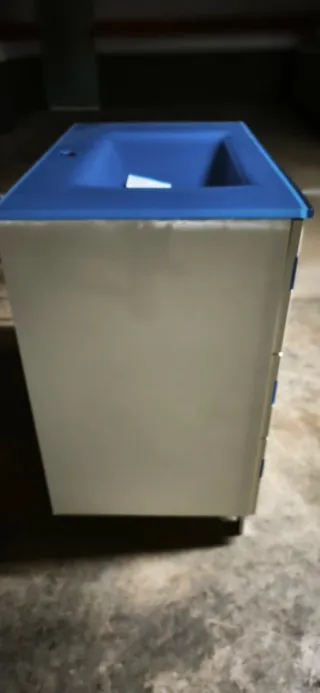Lavabo y mueble de bañoazul y blanco