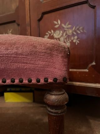 Taburete rosa terciopelo patas madera