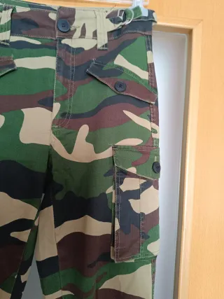 Pantalón cargo camuflaje Bershka