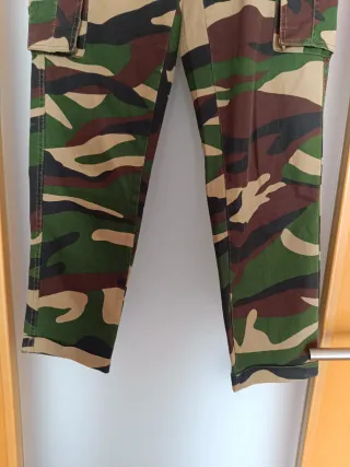 Pantalón cargo camuflaje Bershka