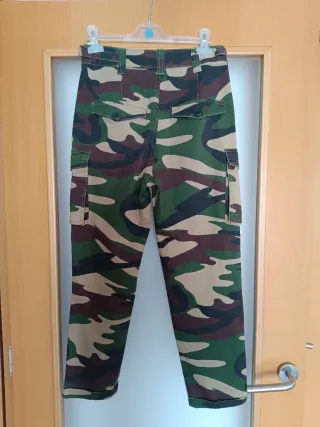 Pantalón cargo camuflaje Bershka