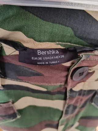 Pantalón cargo camuflaje Bershka