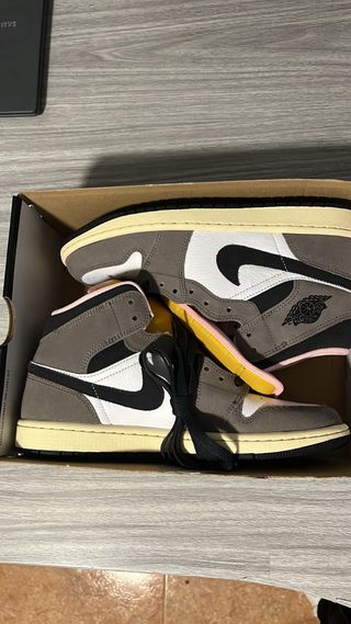 Jordan 1 Mid Marrón y Blanco