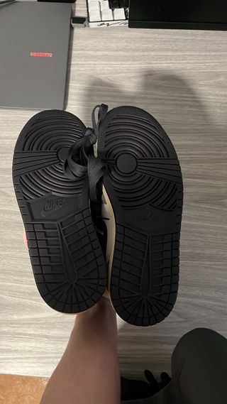 Jordan 1 Mid Marrón y Blanco