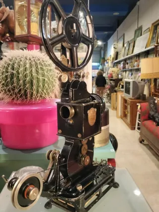 Proyector Cine Antiguo Negro y Dorado