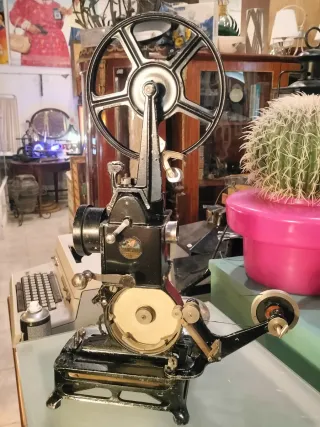 Proyector Cine Antiguo Negro y Dorado