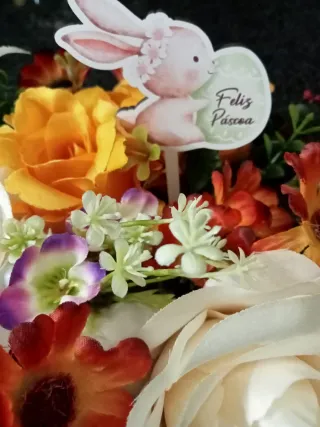 Malinha com flores artificiais