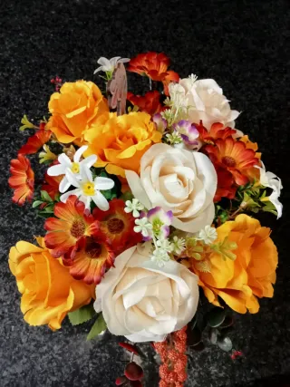 Malinha com flores artificiais