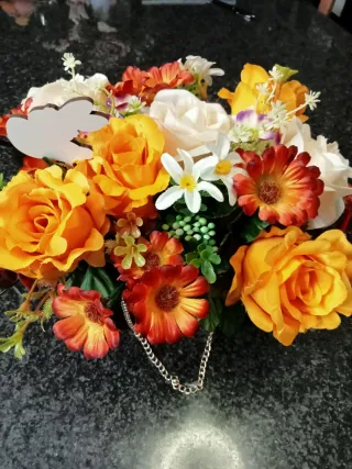 Malinha com flores artificiais