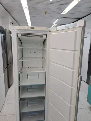 ◇Congelador vertical Electrolux No Frost◇