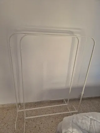 Dos burros para ropa blancos