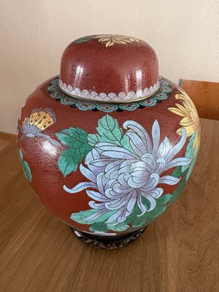 Jarrón de cerámica con tapa y base