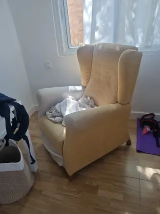 Sillón reclinable de tela amarillo con funda beige