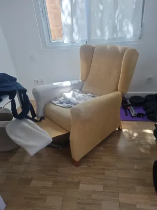 Sillón reclinable de tela amarillo con funda beige