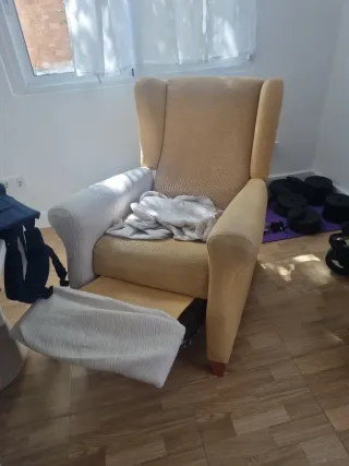 Sillón reclinable de tela amarillo con funda beige