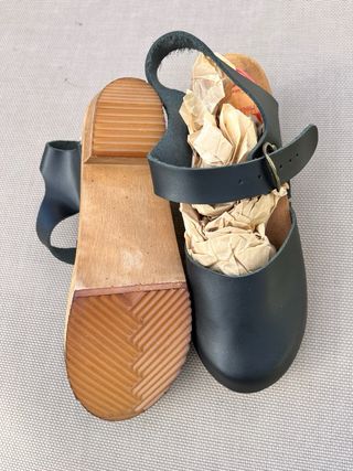 Sandalias de madera y piel negras