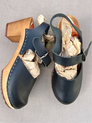 Sandalias de madera y piel negras