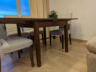 Mesa de comedor de madera y cristal