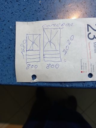 Mueble de salón madera con vitrina. Sin medidas.