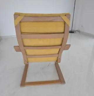 Sillón de madera y tela amarillo