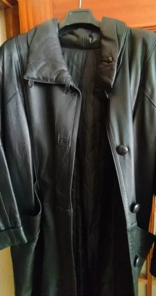 Abrigo de cuero negro