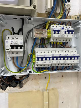 Inst. Electricas, Fontanería y A/A