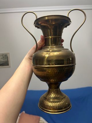 Ánfora de latón con asas.