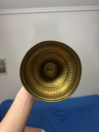 Ánfora de latón con asas.