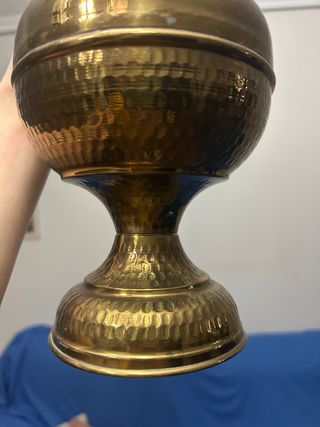 Ánfora de latón con asas.