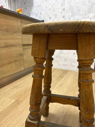 Taburete de madera rústico