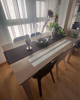 Mesa de comedor de madera y cristal