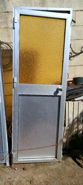 Puerta de aluminio con cristal ámbar