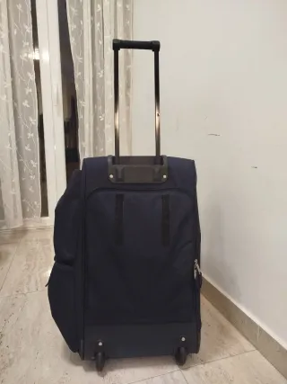 Bolso de viaje azul con ruedas