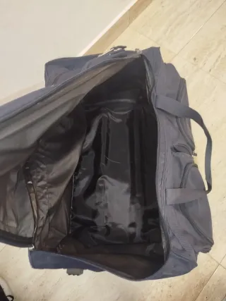 Bolso de viaje azul con ruedas